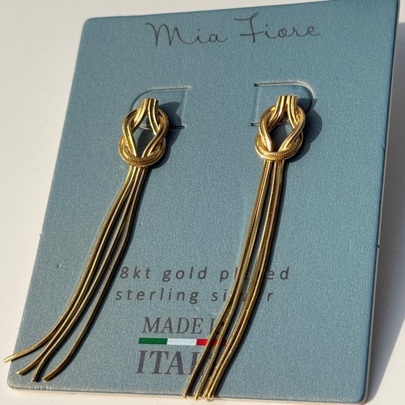 Gold Minimalist Drop Earrings with Knot Detail - Picture 4 of 6